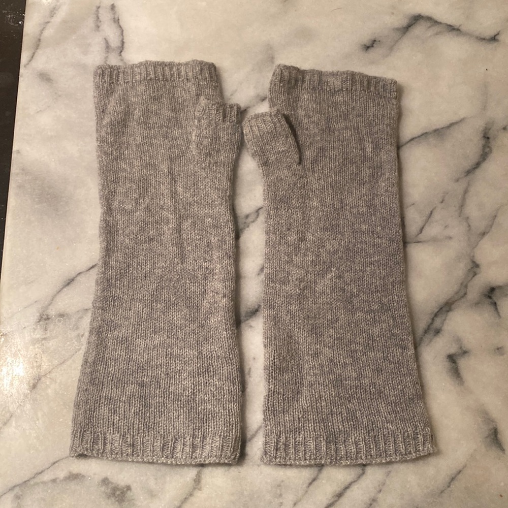 EUC Eileen Fisher 100% Fine Italian Cashmere Grey Glovettes